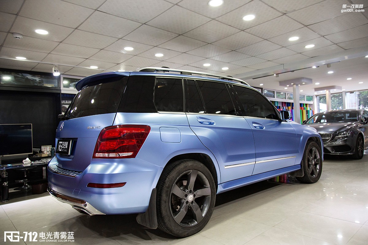 藍(lán)色車身中的清新氣息 奔馳GLK300全車改色貼膜案例分享  電光青霧藍(lán)