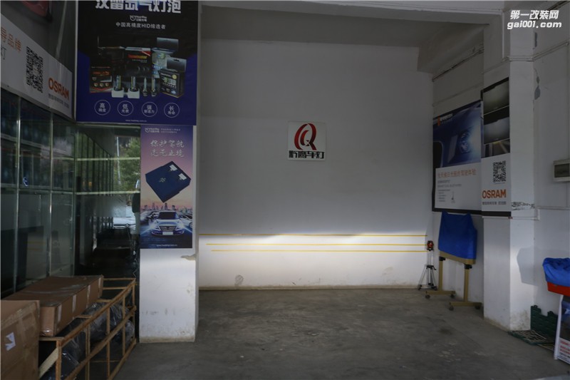 路虎發(fā)現(xiàn)4車燈改裝升級海拉五雙光透鏡 貴陽黔鷹車燈改裝