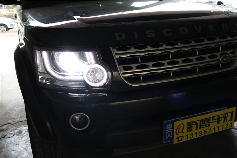 路虎發(fā)現(xiàn)4車燈改裝升級海拉五雙光透鏡 貴陽黔鷹車燈改裝