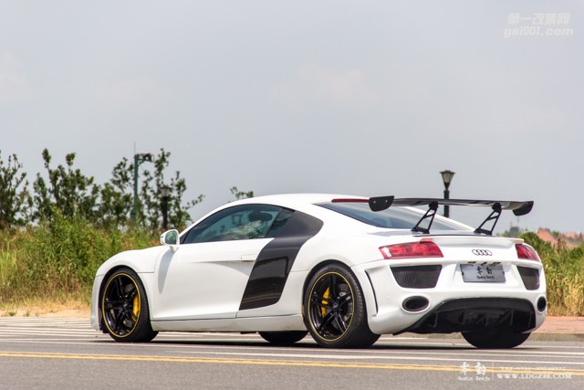 奧迪R8全車真皮內(nèi)飾改裝、鉆石白改色膜-長(zhǎng)沙專業(yè)豪車改裝