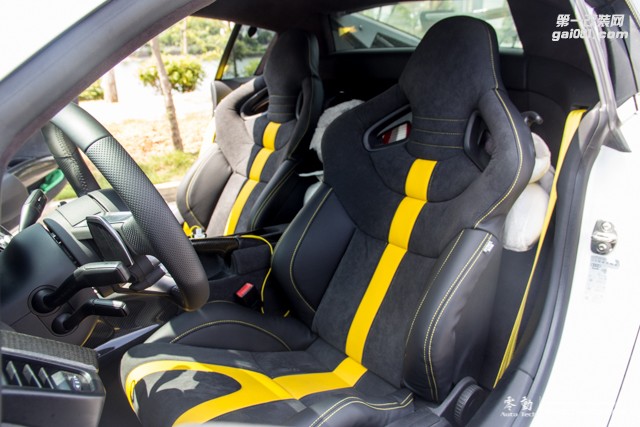 奧迪R8全車真皮內(nèi)飾改裝、鉆石白改色膜-長(zhǎng)沙專業(yè)豪車改裝