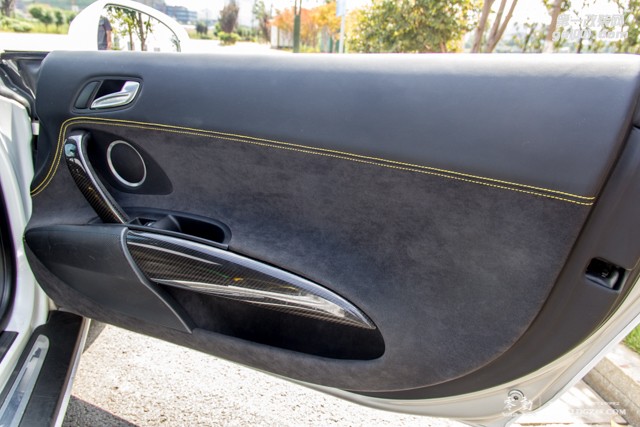 奧迪R8全車真皮內(nèi)飾改裝、鉆石白改色膜-長(zhǎng)沙專業(yè)豪車改裝