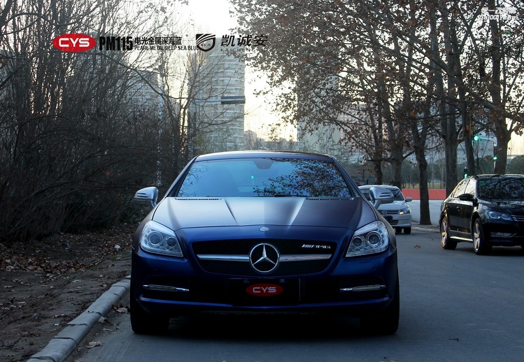 成都靚車會(huì)青羊店奔馳SLK350電光金屬深海藍(lán)汽車改色貼膜