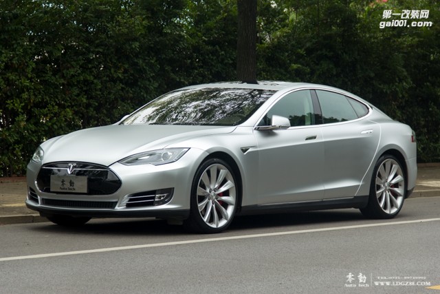 特斯拉MODEL S電光銀改色-長沙專業(yè)貼膜