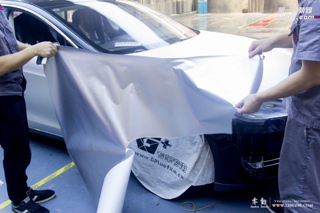 特斯拉MODEL S電光銀改色-長沙專業(yè)貼膜