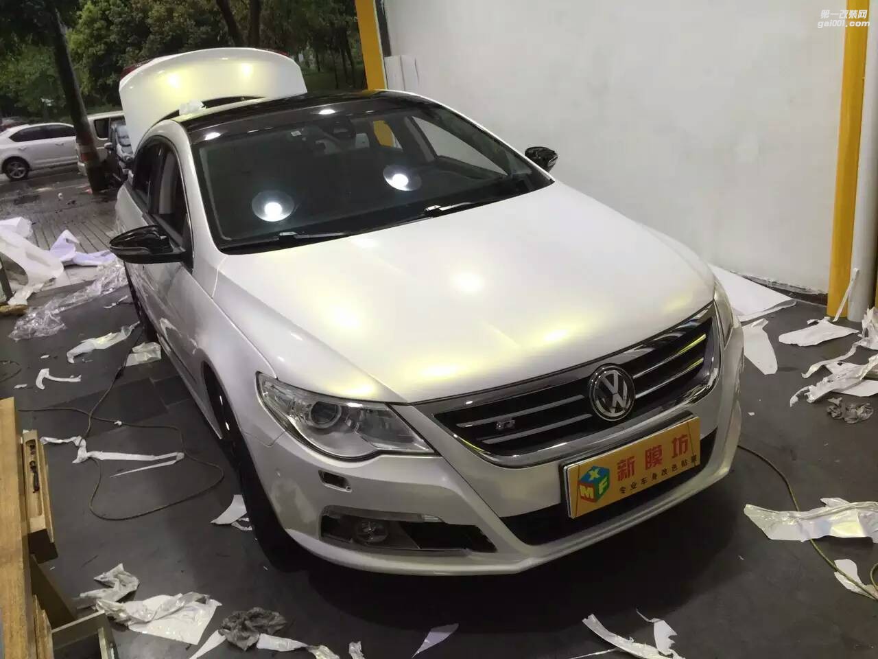 成都車身改色貼膜保時捷大眾CC 全車貼膜改色貝殼白變金白色變色龍