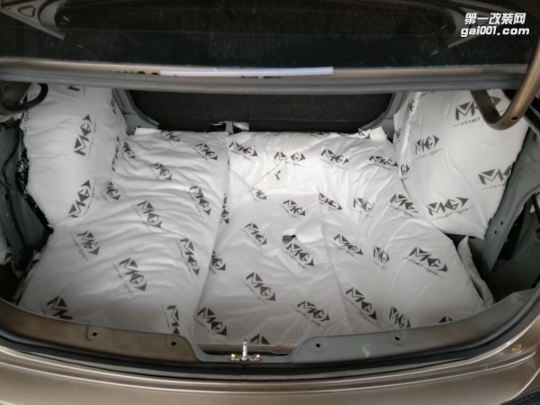 泉州山水汽車音響改裝 奔騰B30升級(jí)了比主動(dòng)降噪更的隔音效果 全車美高原子系列隔音