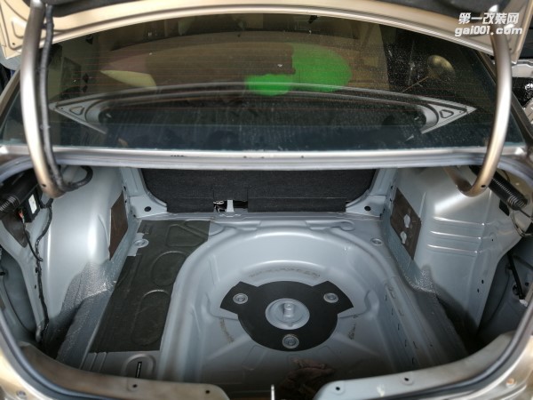 泉州山水汽車音響改裝 奔騰B30升級(jí)了比主動(dòng)降噪更的隔音效果 全車美高原子系列隔音