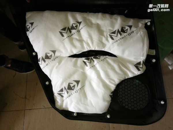 泉州山水汽車音響改裝 奔騰B30升級(jí)了比主動(dòng)降噪更的隔音效果 全車美高原子系列隔音