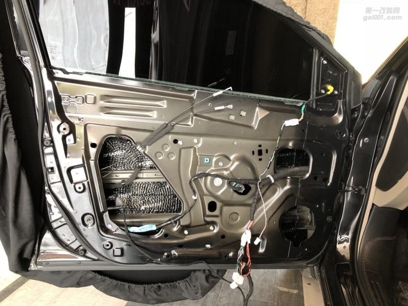 日產(chǎn)軒逸與音樂(lè)同行汕頭市星悅汽車音響具有性價(jià)比的汽車音響入門改裝升級(jí)意大利赫茲四門隔音降噪