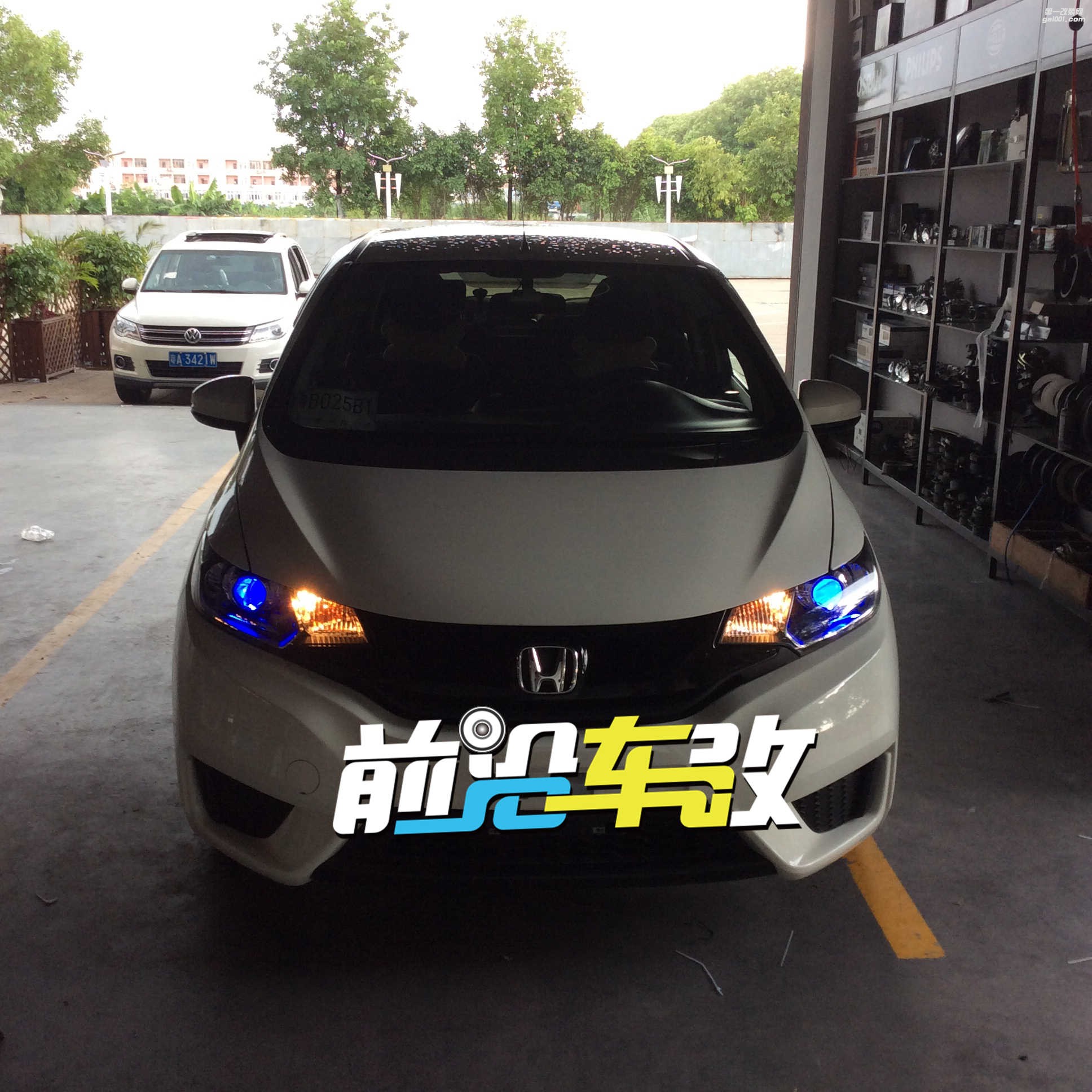 飛度燈光升級氙氣大燈,原車是反光碗H4雙燈絲燈泡,新車、燈光效果非常不明顯!