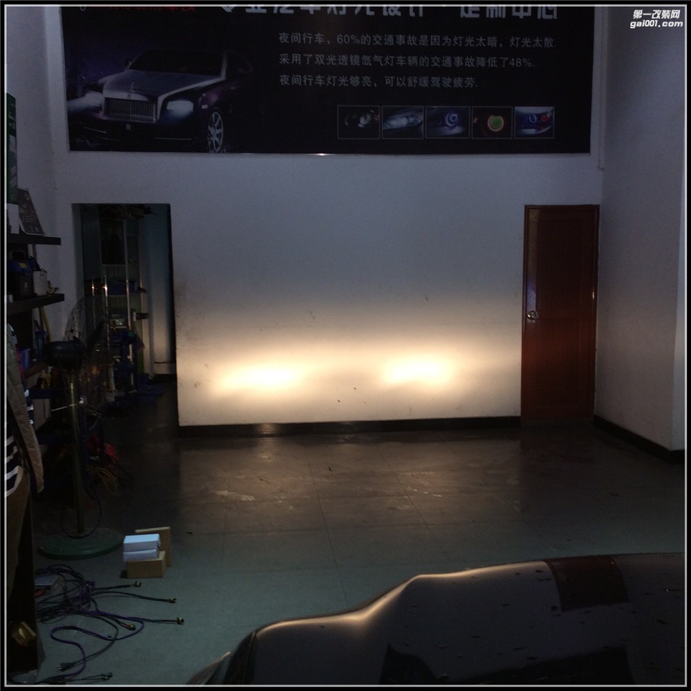 漢蘭達(dá)原車反光碗鹵素光源 有時候開燈跟不開燈車主自己都不知道,因為跟路燈的顏色都差不多了!