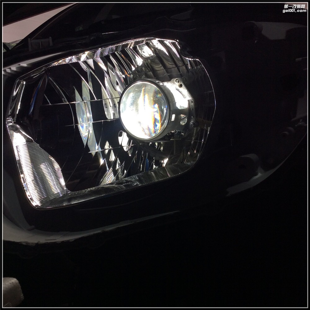 漢蘭達(dá)原車反光碗鹵素光源 有時候開燈跟不開燈車主自己都不知道,因為跟路燈的顏色都差不多了!