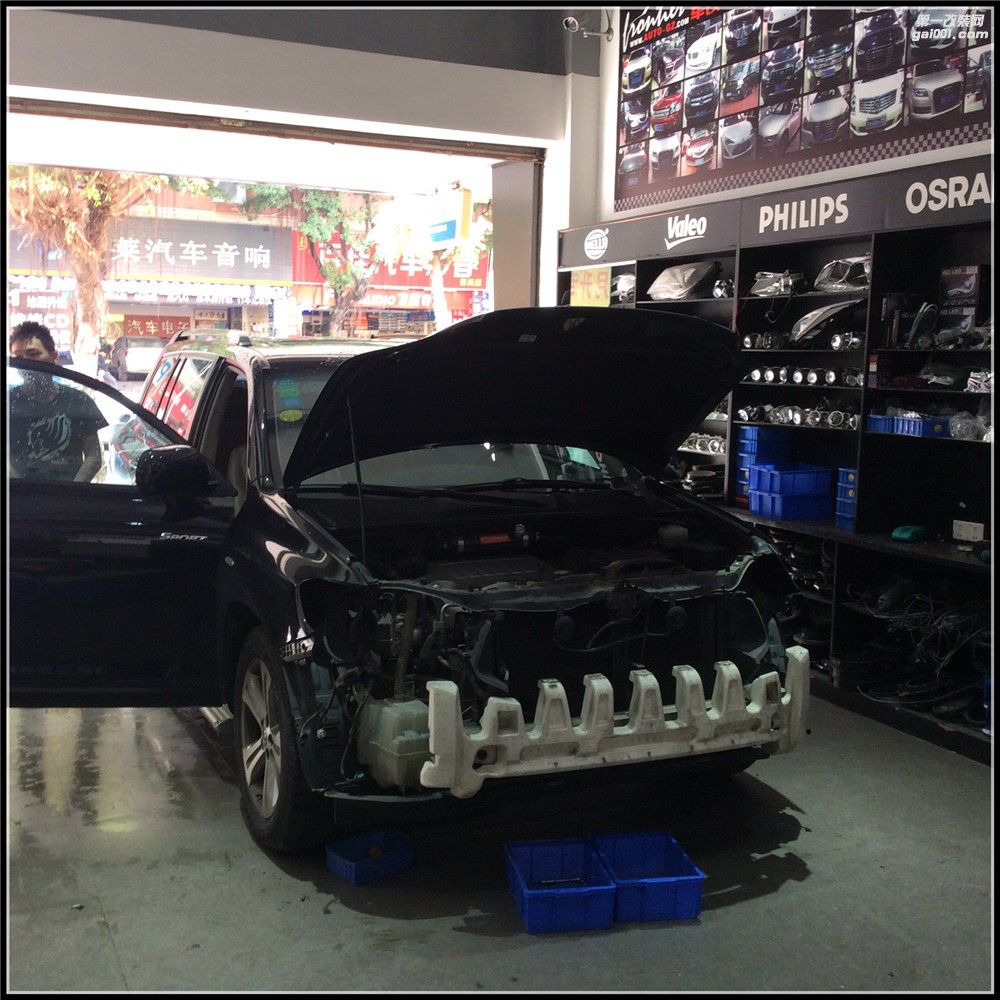 漢蘭達(dá)原車反光碗鹵素光源 有時候開燈跟不開燈車主自己都不知道,因為跟路燈的顏色都差不多了!