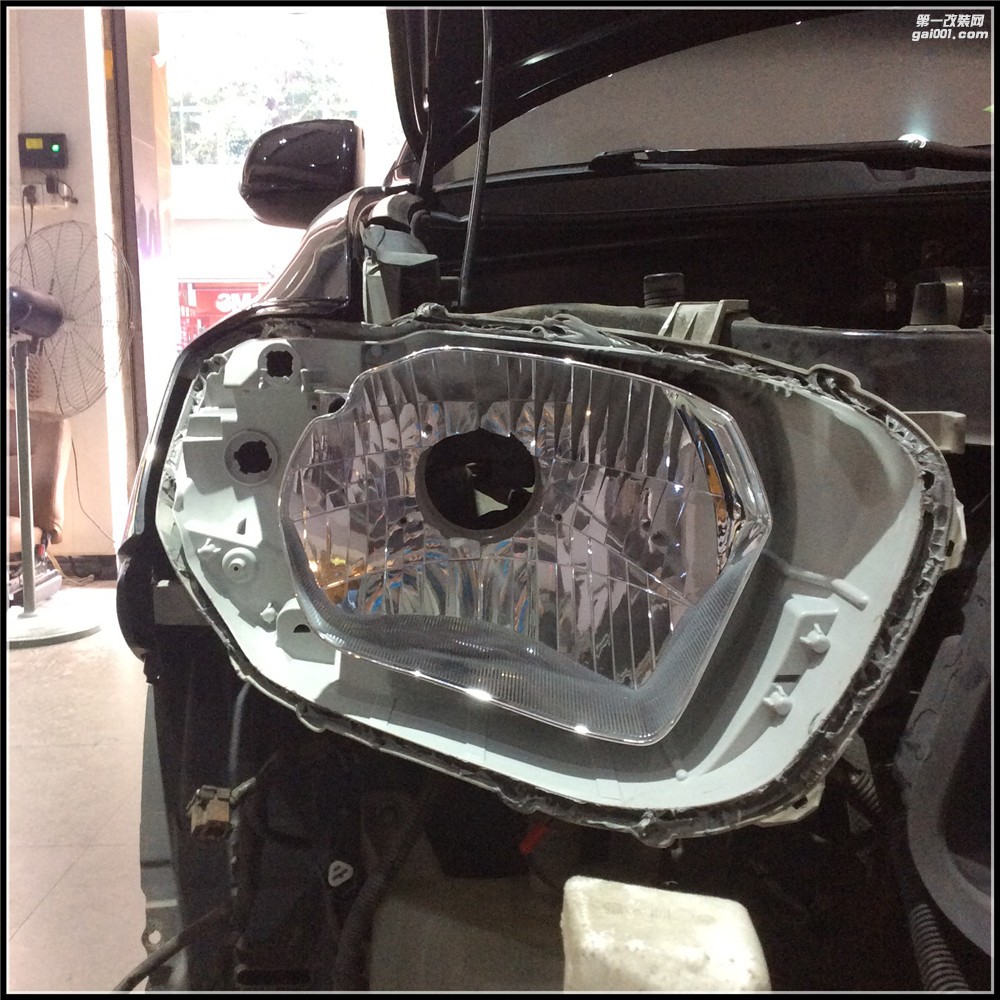 漢蘭達(dá)原車反光碗鹵素光源 有時候開燈跟不開燈車主自己都不知道,因為跟路燈的顏色都差不多了!