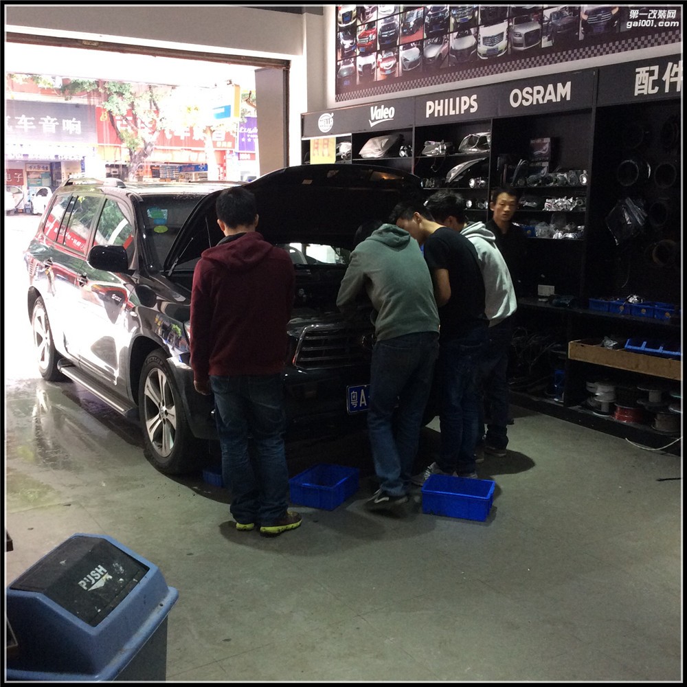 漢蘭達(dá)原車反光碗鹵素光源 有時候開燈跟不開燈車主自己都不知道,因為跟路燈的顏色都差不多了!