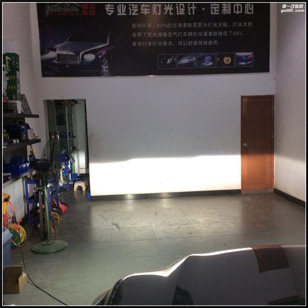 漢蘭達(dá)原車反光碗鹵素光源 有時候開燈跟不開燈車主自己都不知道,因為跟路燈的顏色都差不多了!