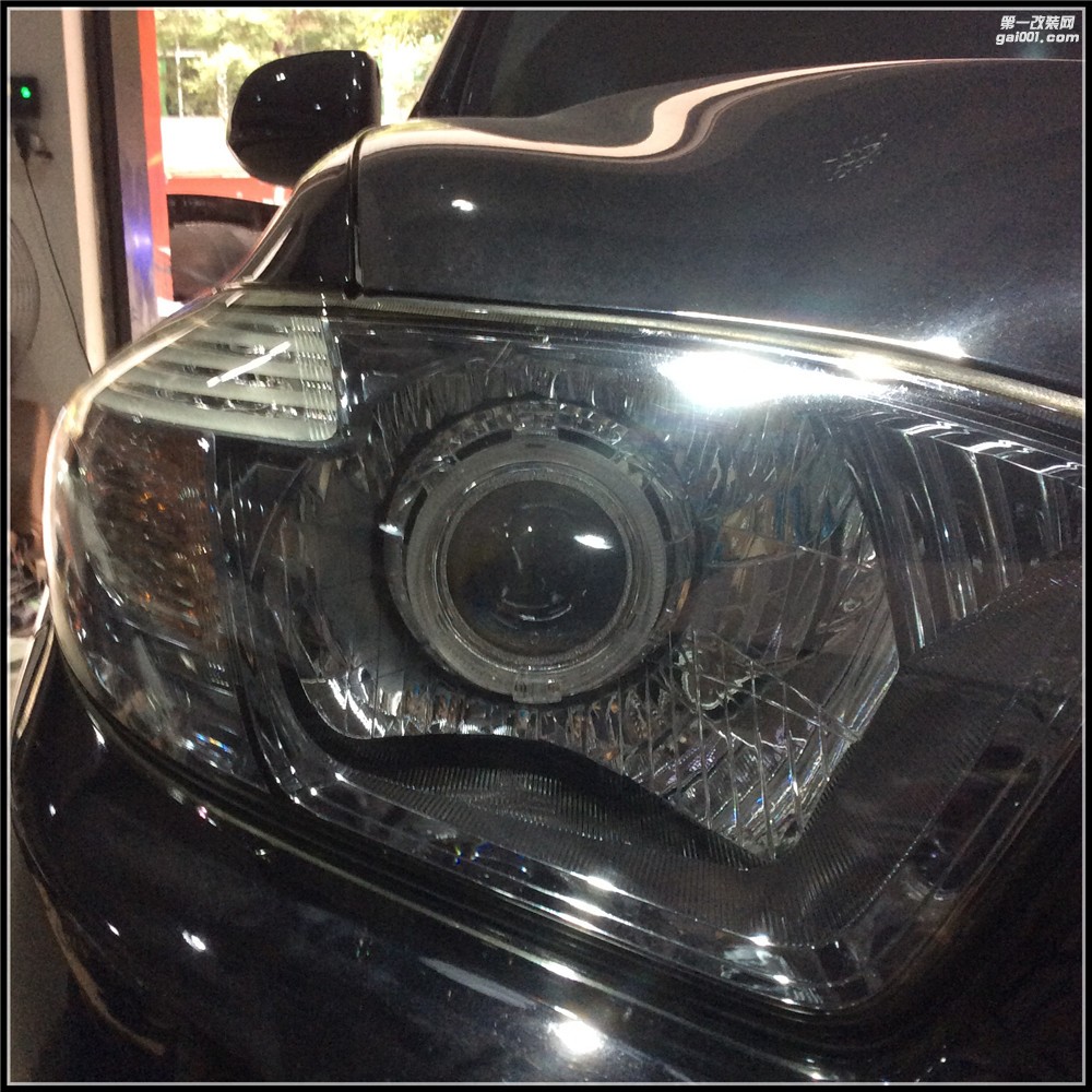 漢蘭達(dá)原車反光碗鹵素光源 有時候開燈跟不開燈車主自己都不知道,因為跟路燈的顏色都差不多了!