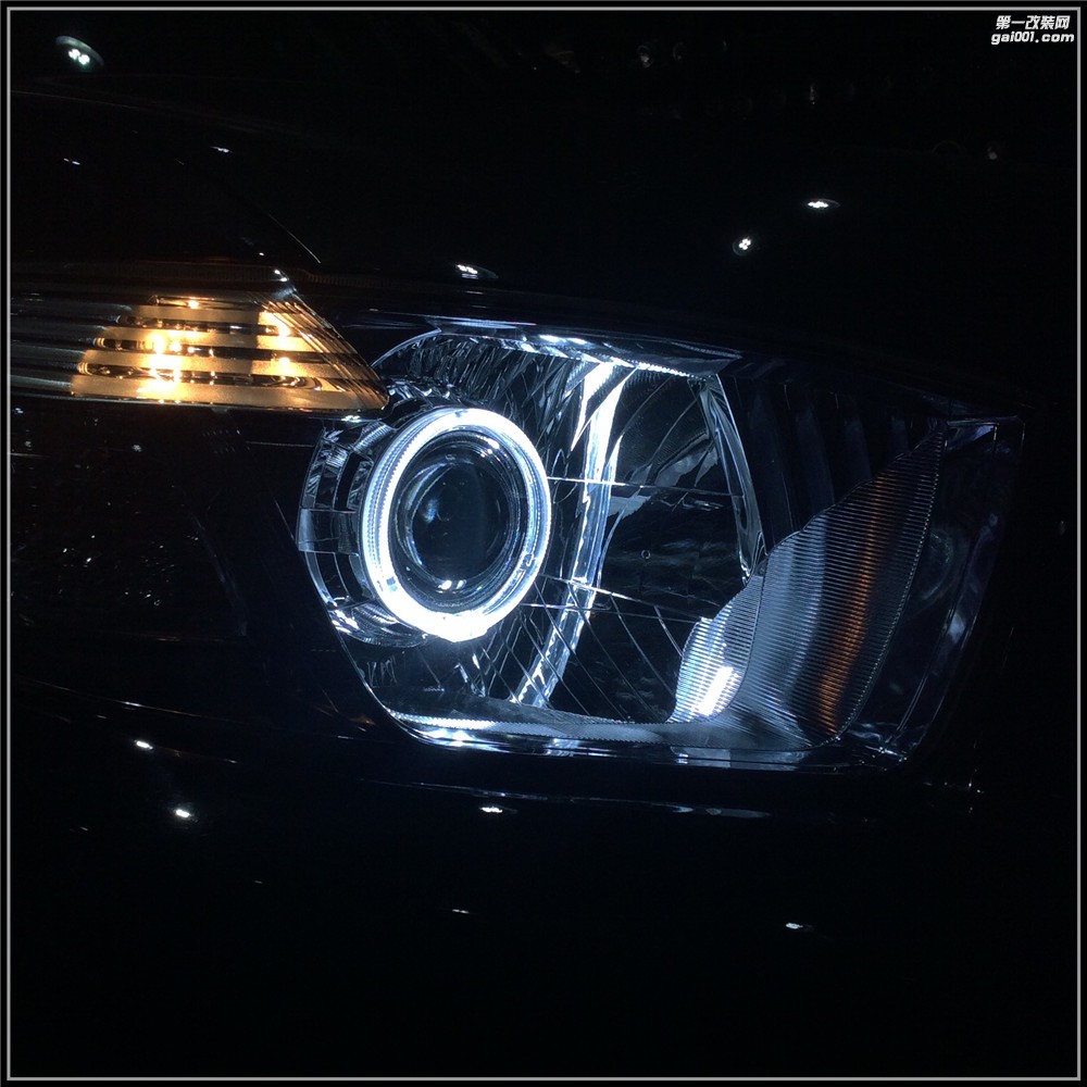 漢蘭達(dá)原車反光碗鹵素光源 有時候開燈跟不開燈車主自己都不知道,因為跟路燈的顏色都差不多了!