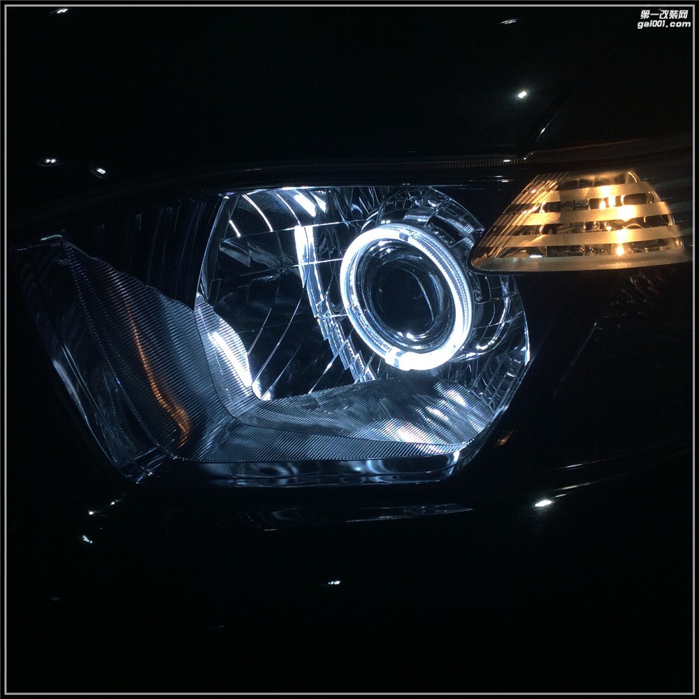 漢蘭達(dá)原車反光碗鹵素光源 有時候開燈跟不開燈車主自己都不知道,因為跟路燈的顏色都差不多了!