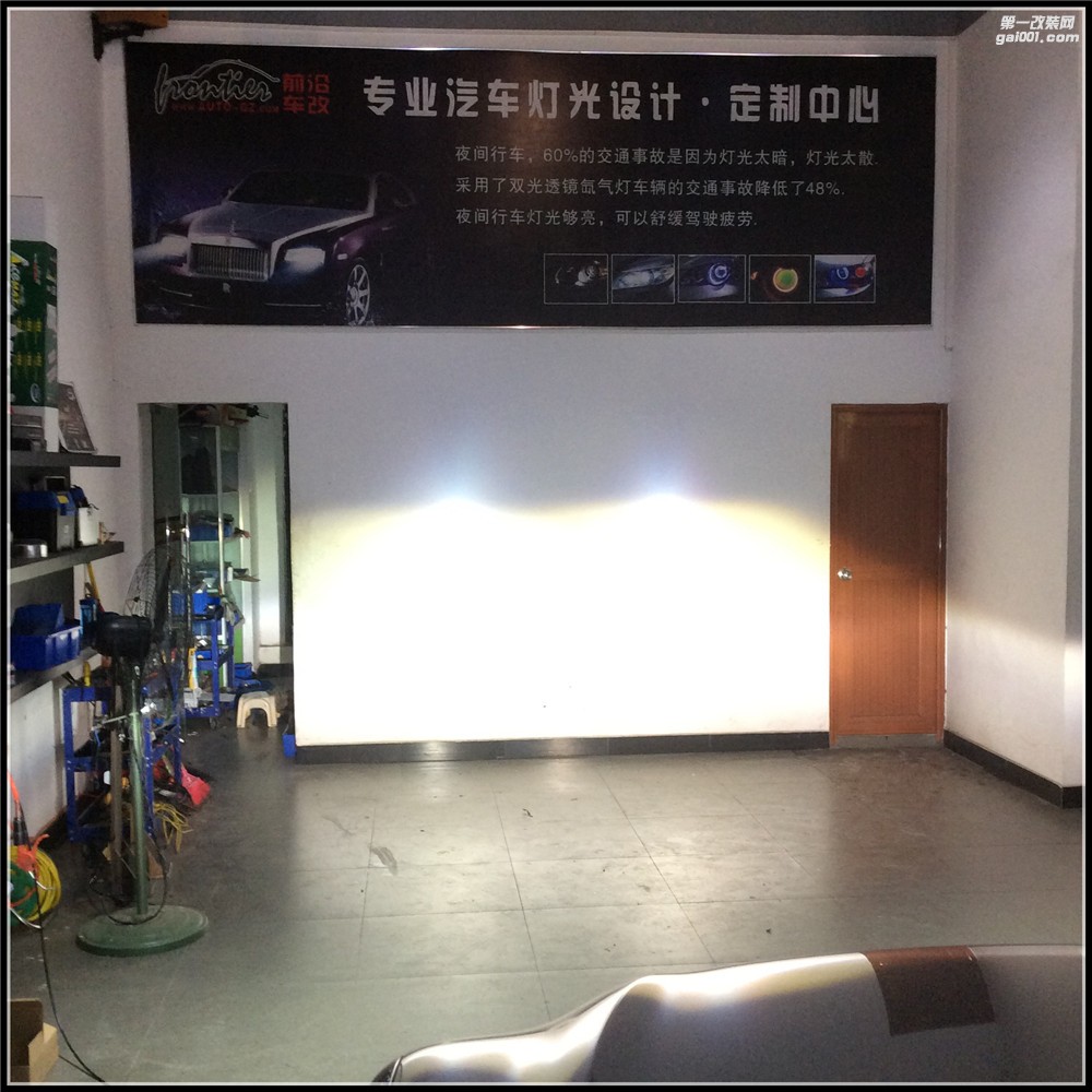 漢蘭達(dá)原車反光碗鹵素光源 有時候開燈跟不開燈車主自己都不知道,因為跟路燈的顏色都差不多了!