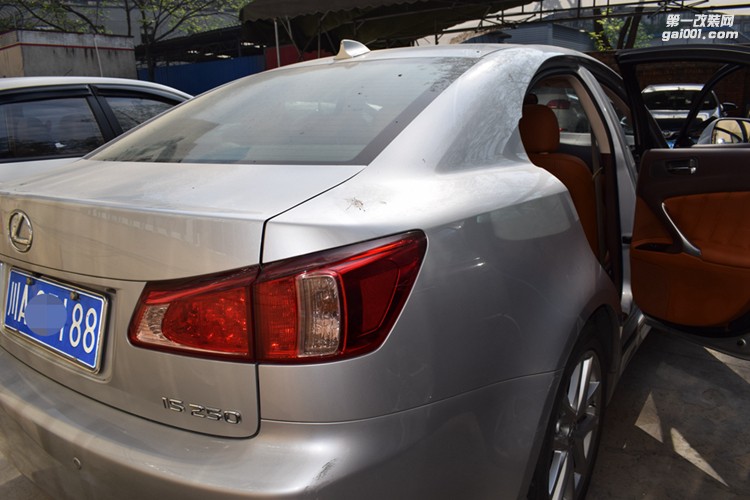 雷克薩斯內(nèi)飾翻新改裝包皮成都藝騰汽車(chē)內(nèi)飾改裝中心