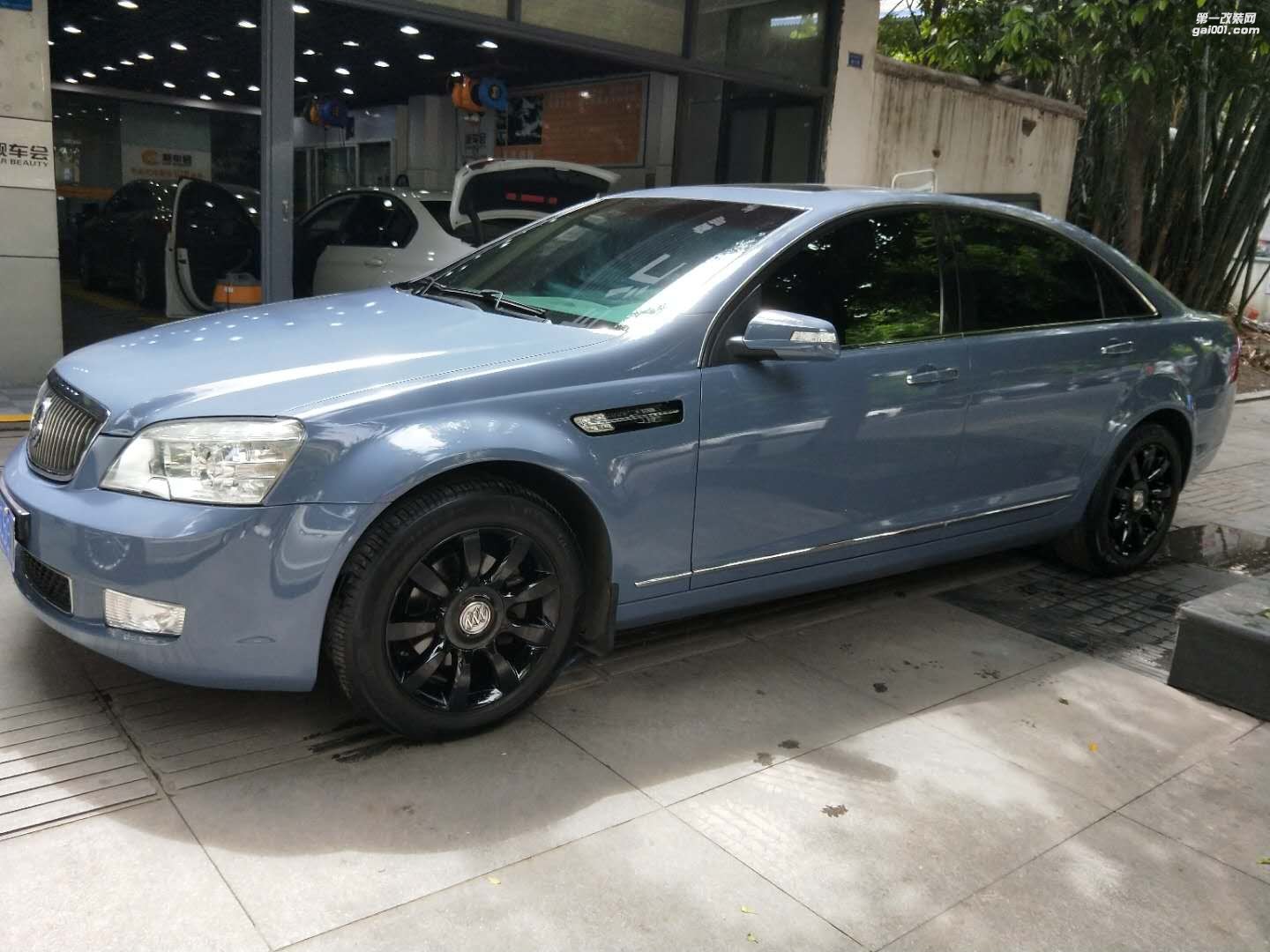 成都靚車會(huì)青羊店別克林蔭大道汽車改色貼膜