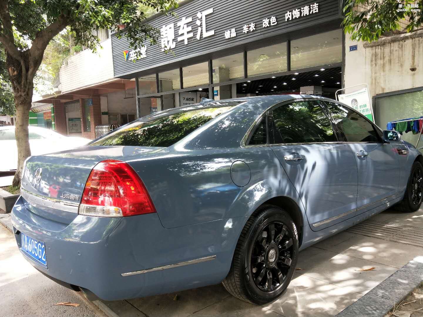 成都靚車會(huì)青羊店別克林蔭大道汽車改色貼膜