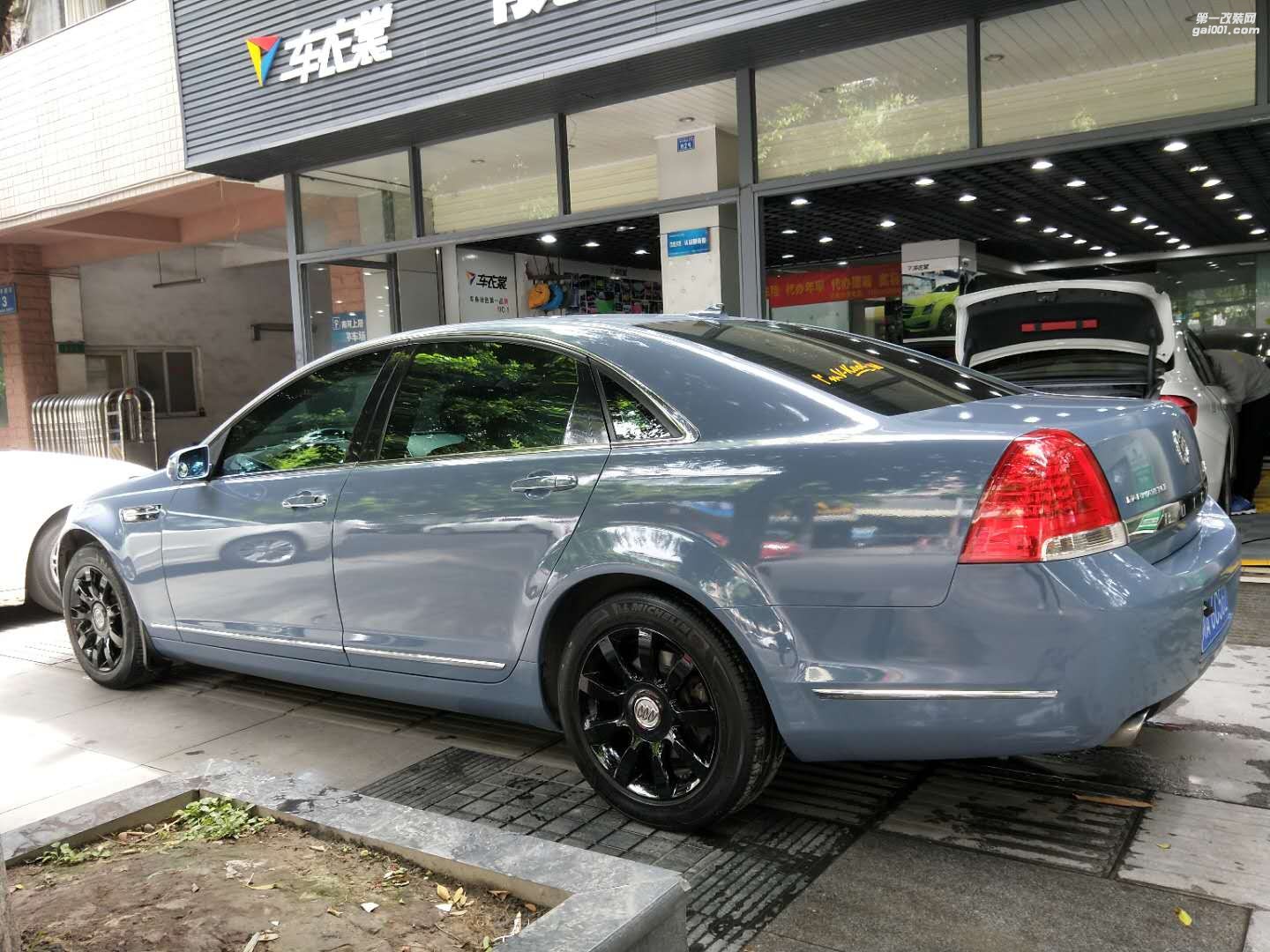 成都靚車會(huì)青羊店別克林蔭大道汽車改色貼膜