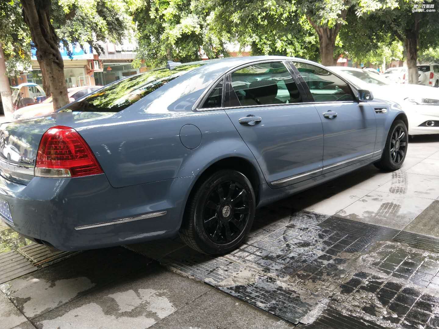 成都靚車會(huì)青羊店別克林蔭大道汽車改色貼膜
