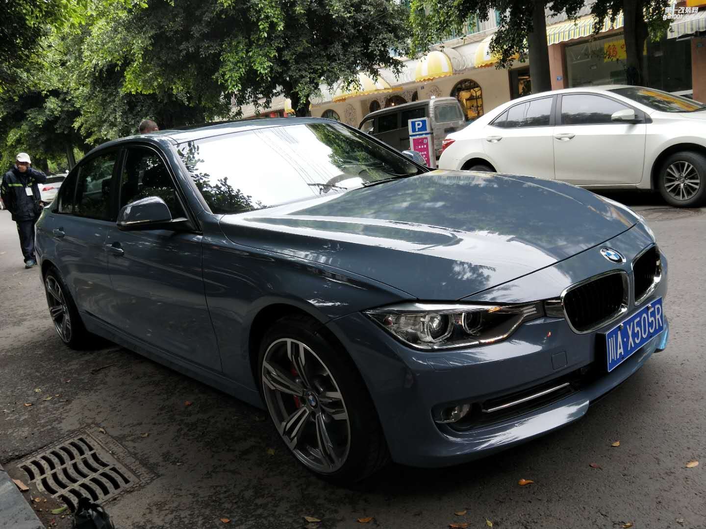 成都靚車(chē)會(huì)青羊店寶馬3系水泥灰改色貼膜