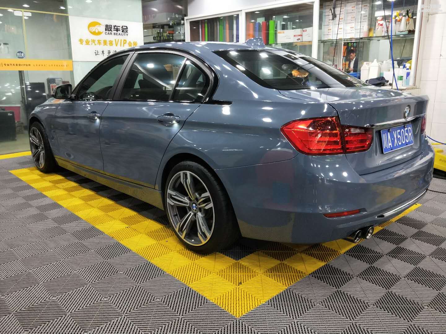 成都靚車(chē)會(huì)青羊店寶馬3系水泥灰改色貼膜