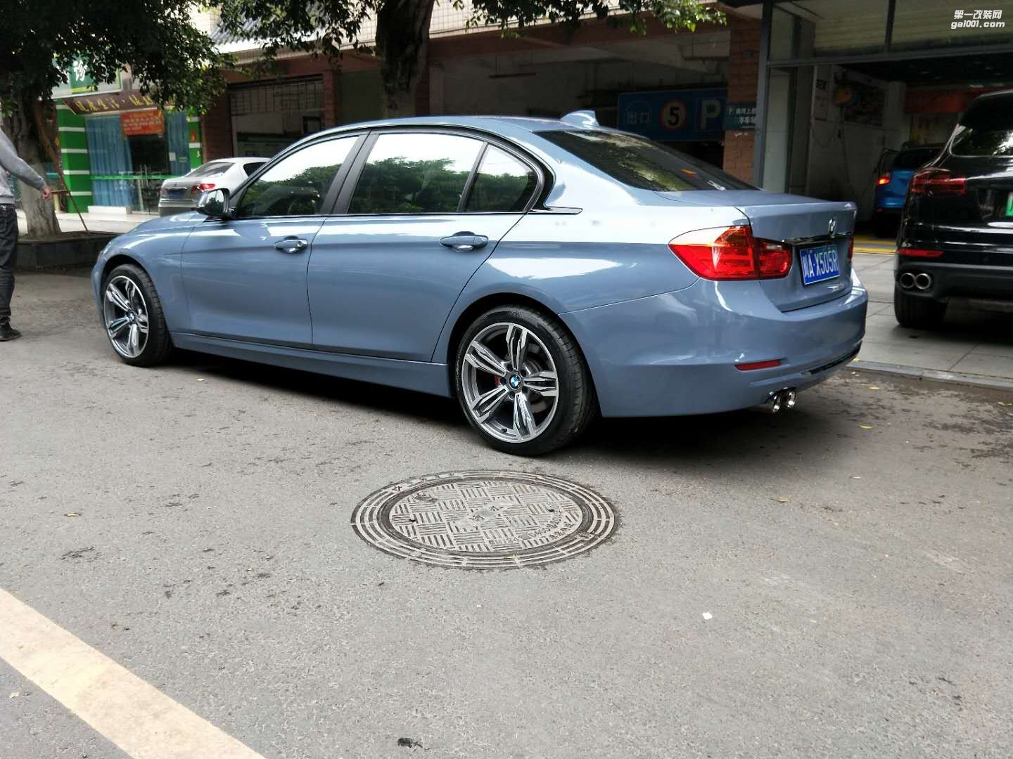 成都靚車(chē)會(huì)青羊店寶馬3系水泥灰改色貼膜
