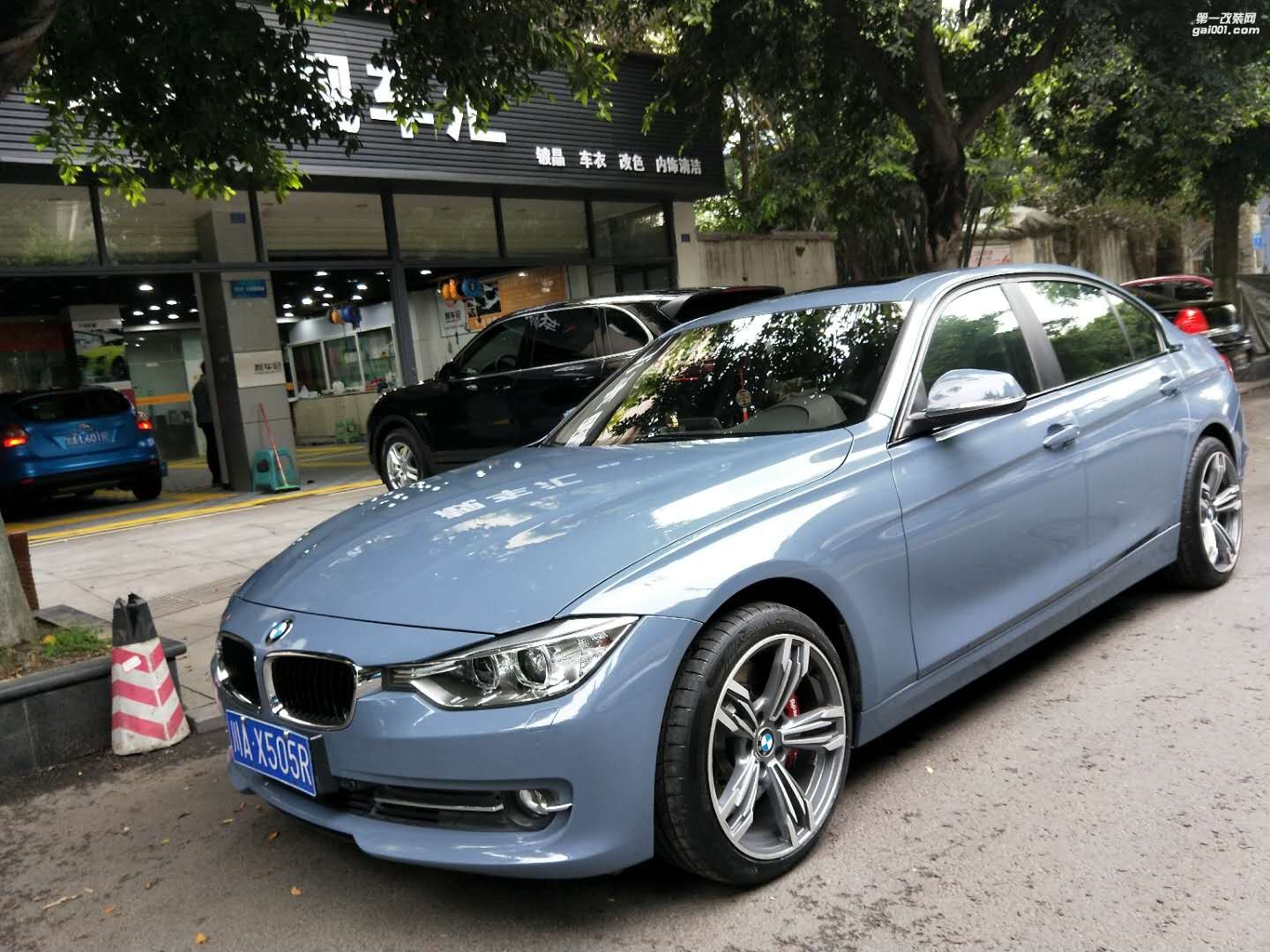成都靚車(chē)會(huì)青羊店寶馬3系水泥灰改色貼膜