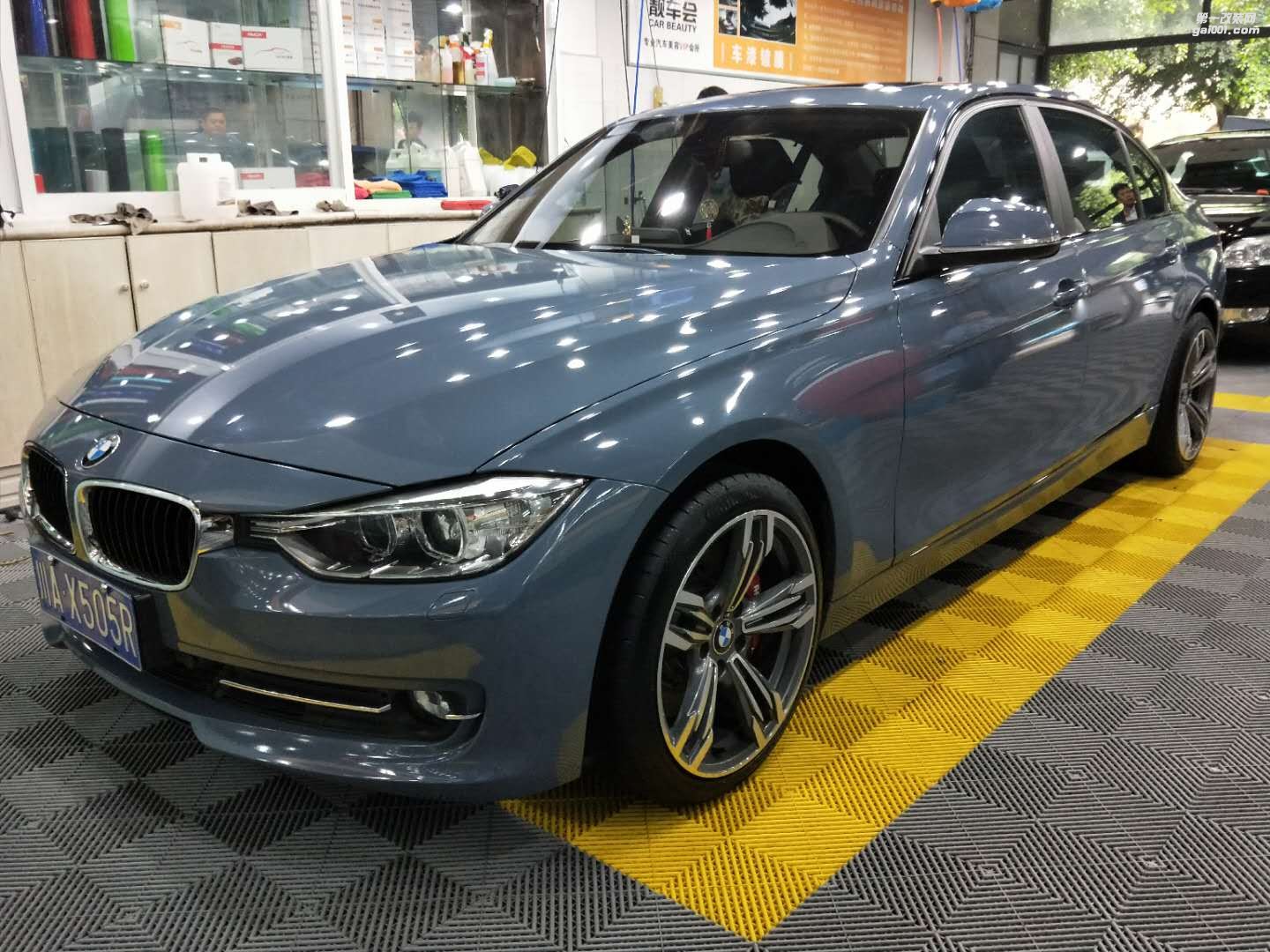 成都靚車(chē)會(huì)青羊店寶馬3系水泥灰改色貼膜