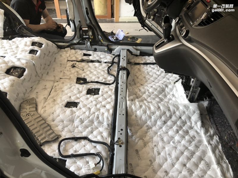 汕頭本田CRV全車隔音降噪跟噪音說拜拜當(dāng)CRV遇上星悅音響套餐而是新的體驗汕頭市星悅汽車音響改裝