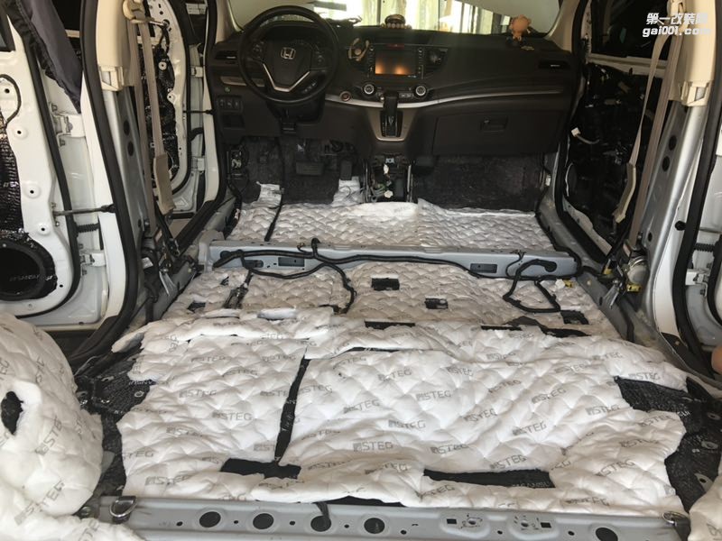 汕頭本田CRV全車隔音降噪跟噪音說拜拜當(dāng)CRV遇上星悅音響套餐而是新的體驗汕頭市星悅汽車音響改裝