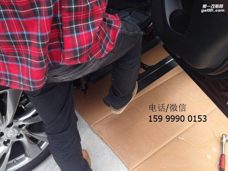 英菲尼迪QX60加裝電動(dòng)踏板，用這腳踏板上下車就是方便！