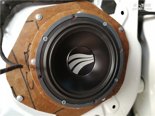 彩虹之聲伴隨圣駕 福特金牛座音響改裝升級 泉州山水汽車音響改裝