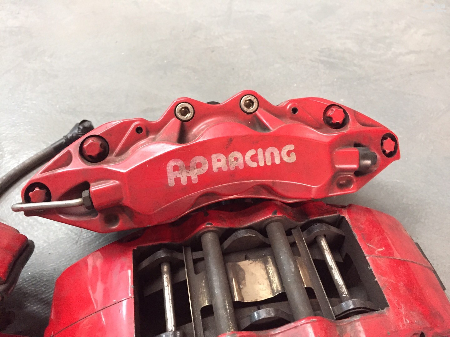 AP9040卡鉗翻新改色作業(yè) 原廠競技灰