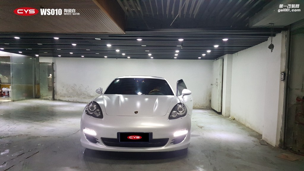 成都靚車會(huì)青羊店保時(shí)捷panamera陶瓷白汽車改色貼膜