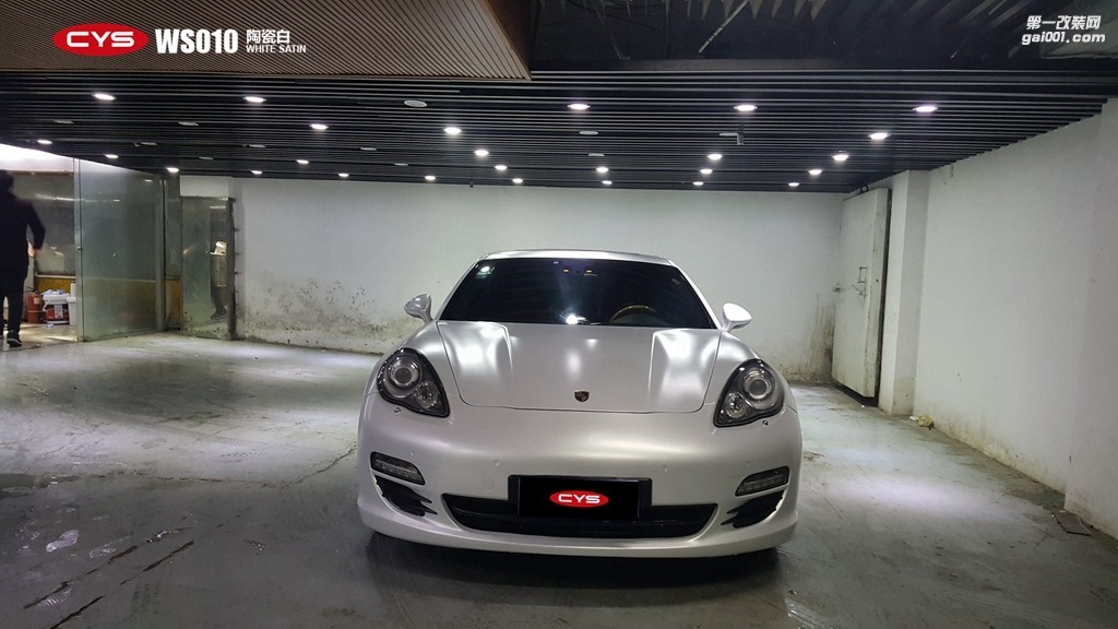 成都靚車會(huì)青羊店保時(shí)捷panamera陶瓷白汽車改色貼膜
