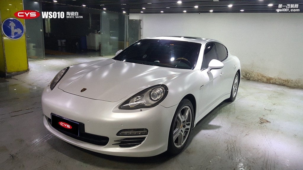 成都靚車會(huì)青羊店保時(shí)捷panamera陶瓷白汽車改色貼膜