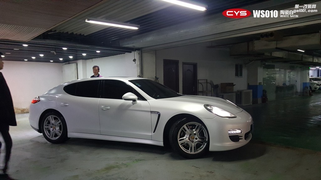 成都靚車會(huì)青羊店保時(shí)捷panamera陶瓷白汽車改色貼膜