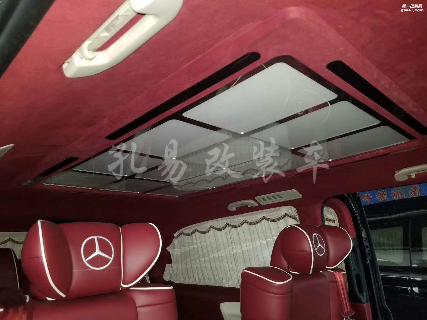 奔馳威霆改裝航空座椅，紅白色經(jīng)典搭配