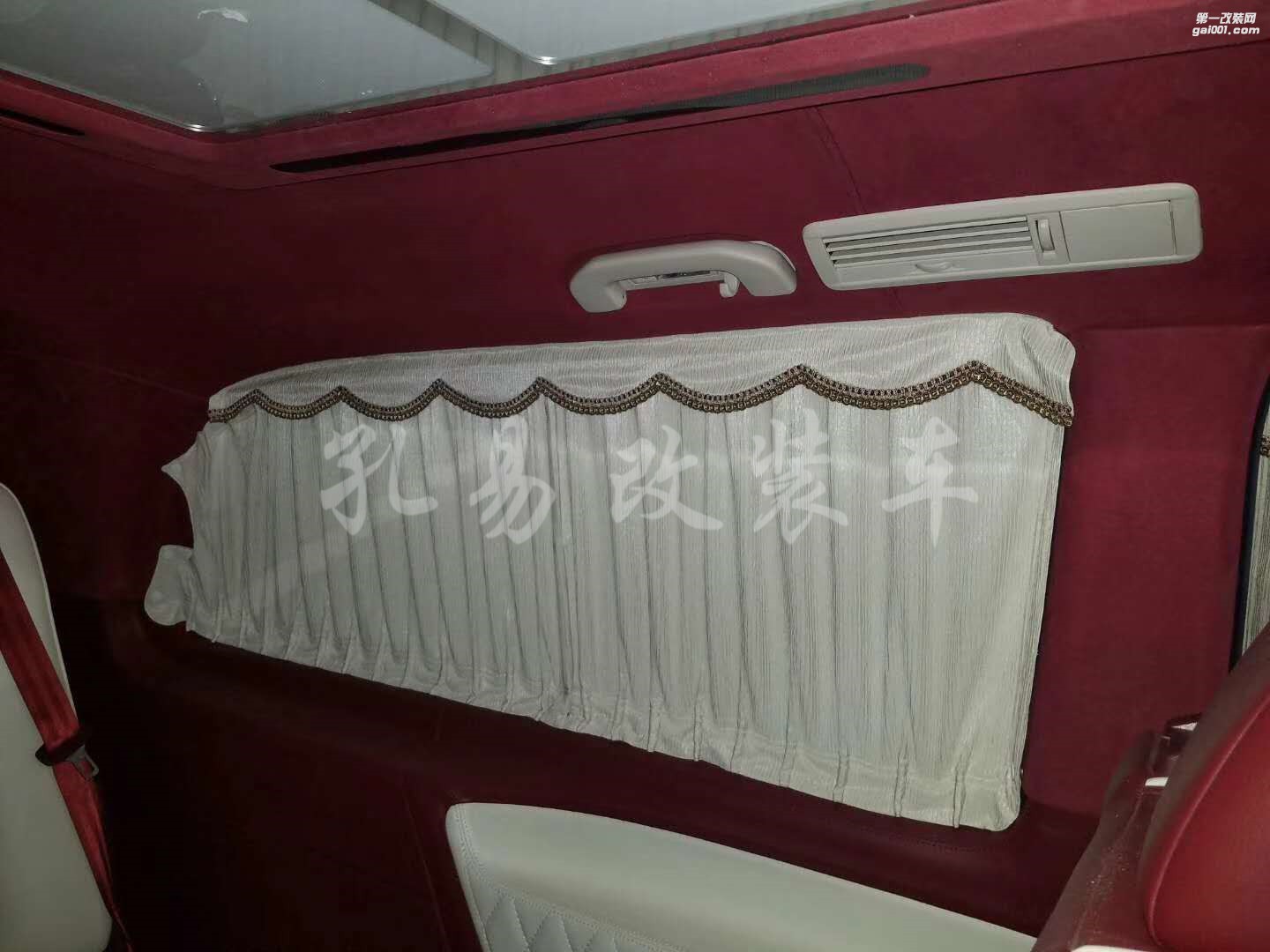 奔馳威霆改裝航空座椅，紅白色經(jīng)典搭配