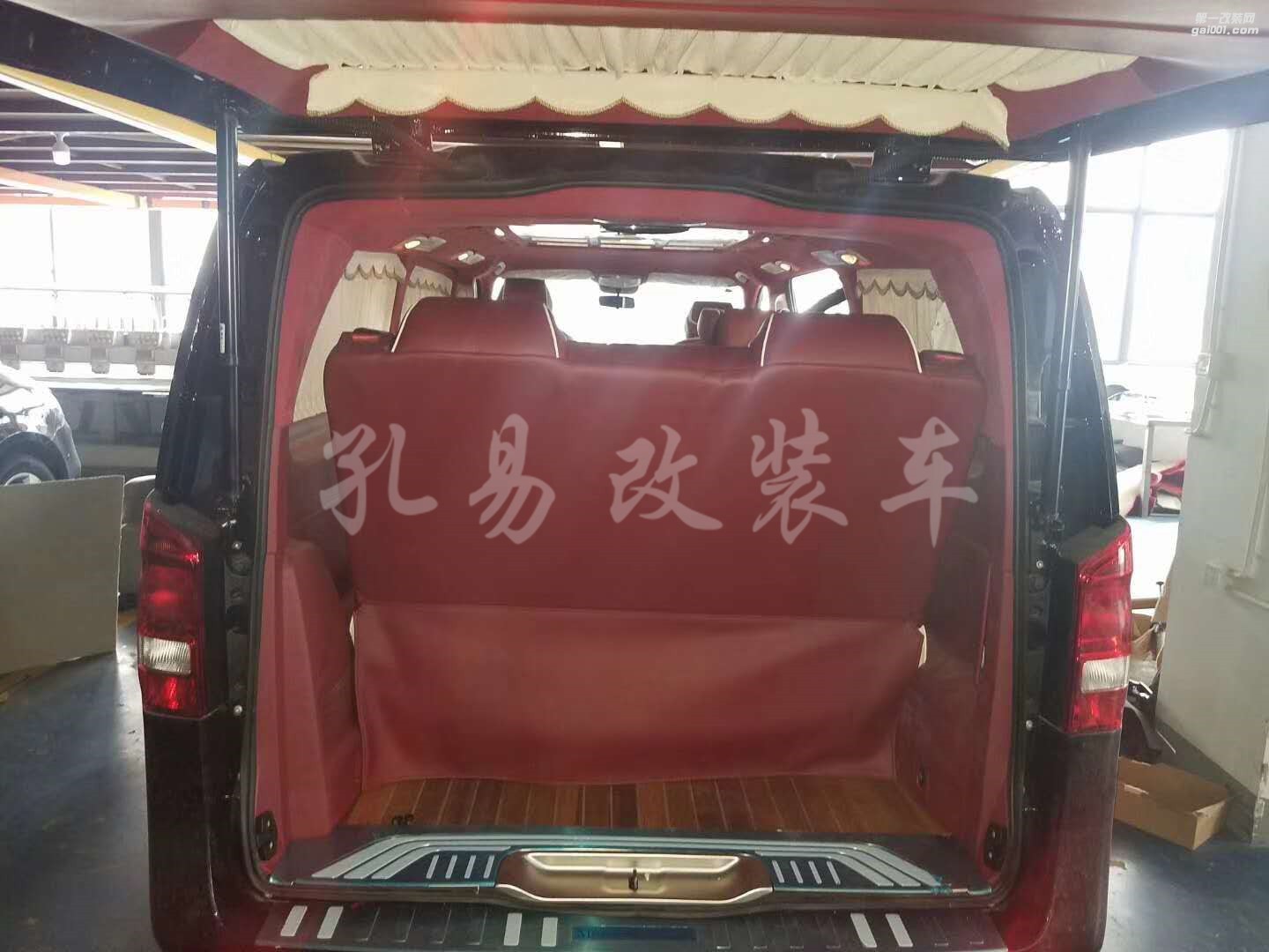 奔馳威霆改裝航空座椅，紅白色經(jīng)典搭配