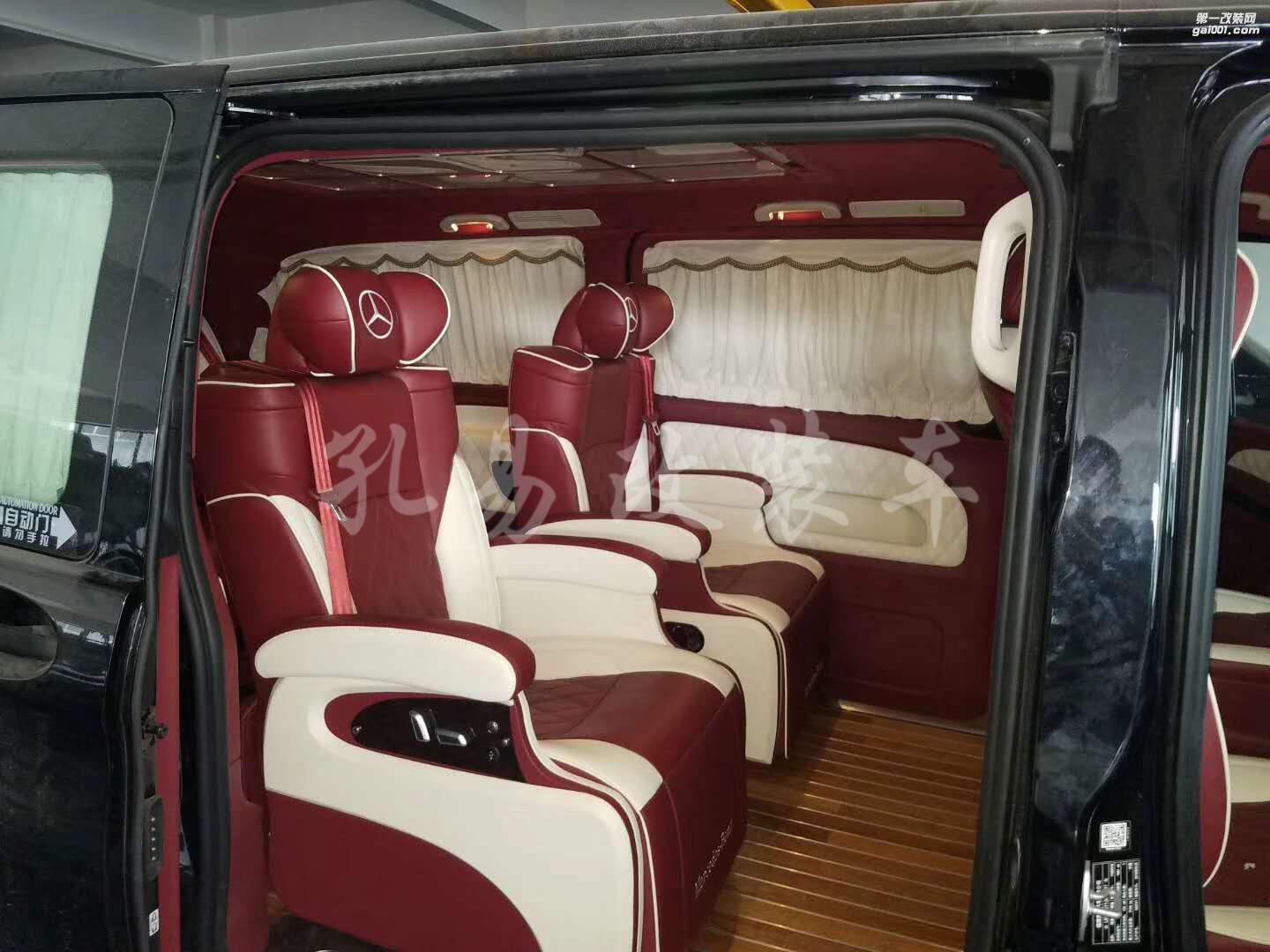 奔驰威霆改装航空座椅，红白色经典搭配