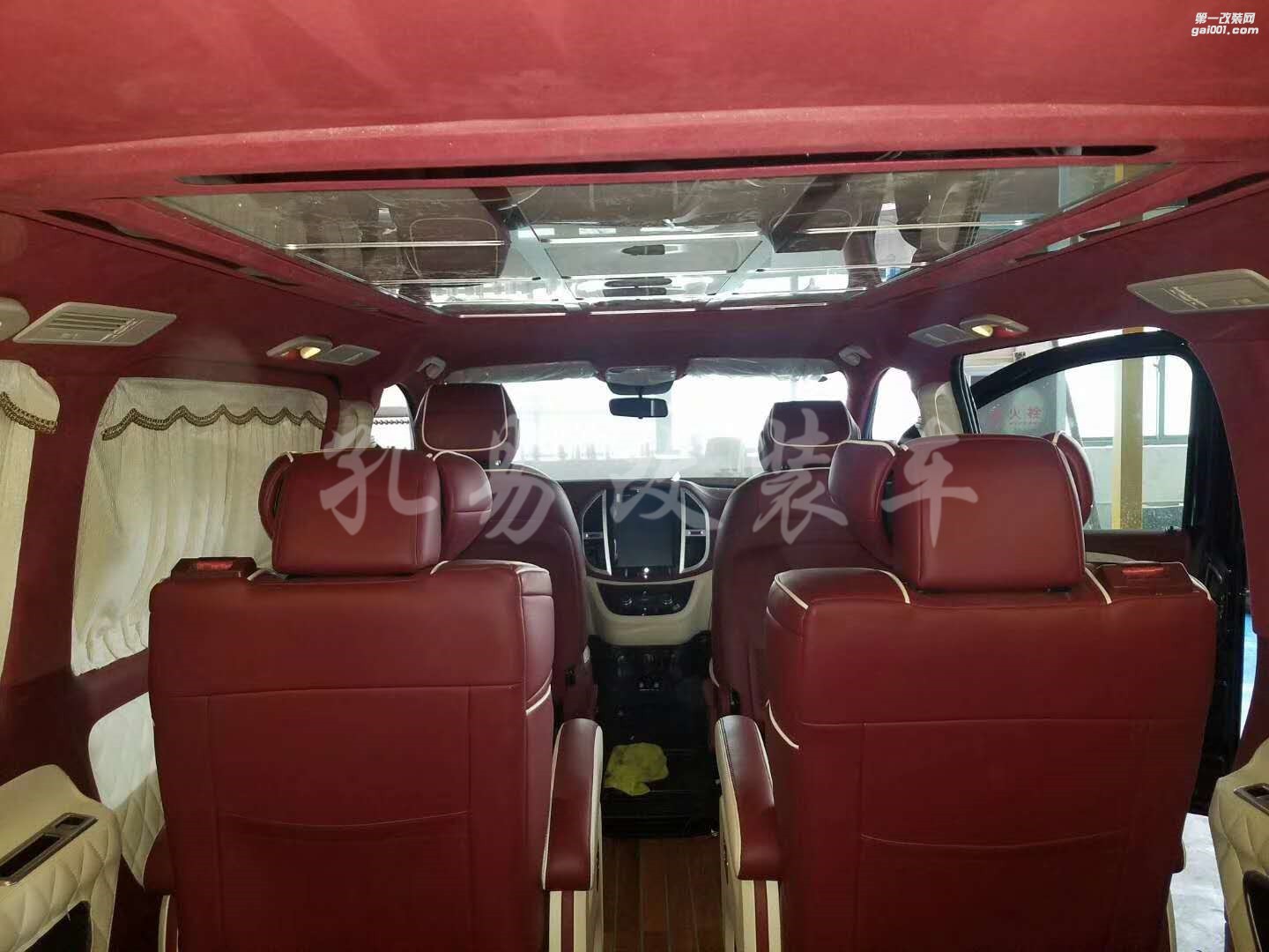 奔驰威霆改装航空座椅，红白色经典搭配
