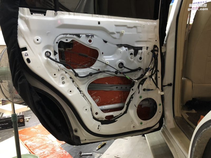 汕頭市汽車音響改裝豐田普拉多霸道升級四門勁能隔音改裝意大利赫茲三分頻非一般的樂享汕頭市星悅汽車音響